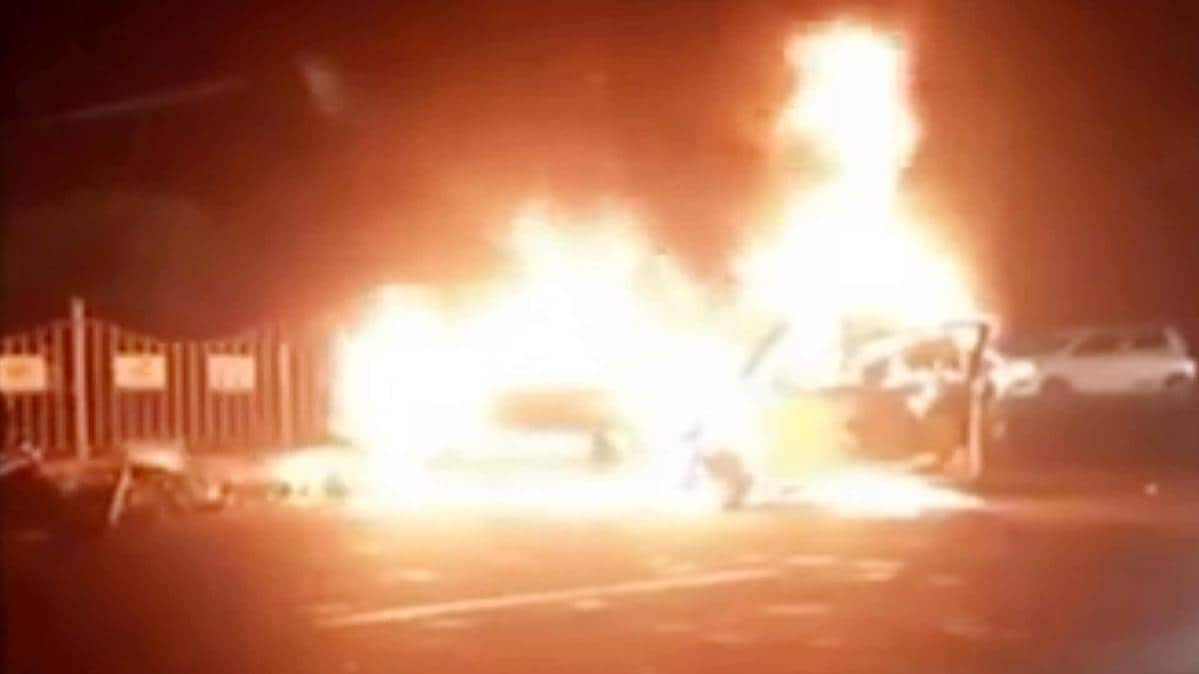 यूपी में चलती कार में लगी आग (फोटो टीवी ग्रैब)