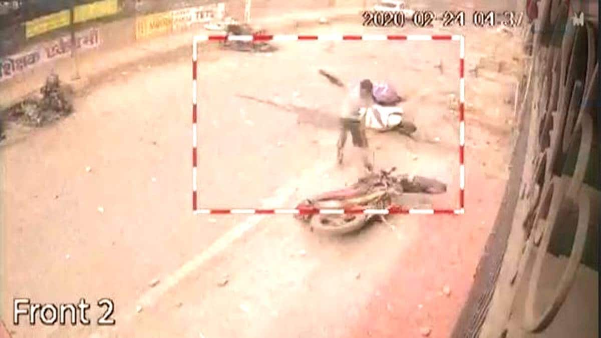 बाइकों में आग लगाते उपद्रवी