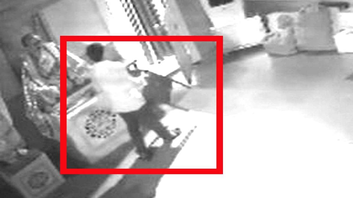 मंदिर में चोरी करता हुआ चोर