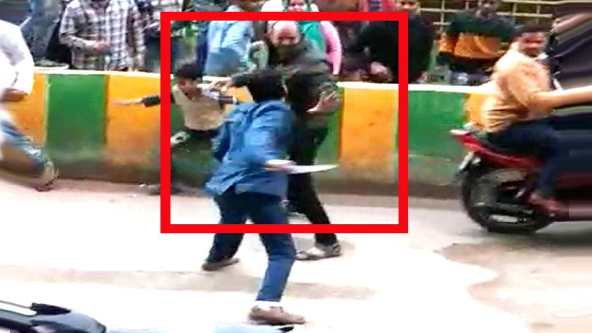 शख्स पर चाकू से वार करता हुआ बदमाश