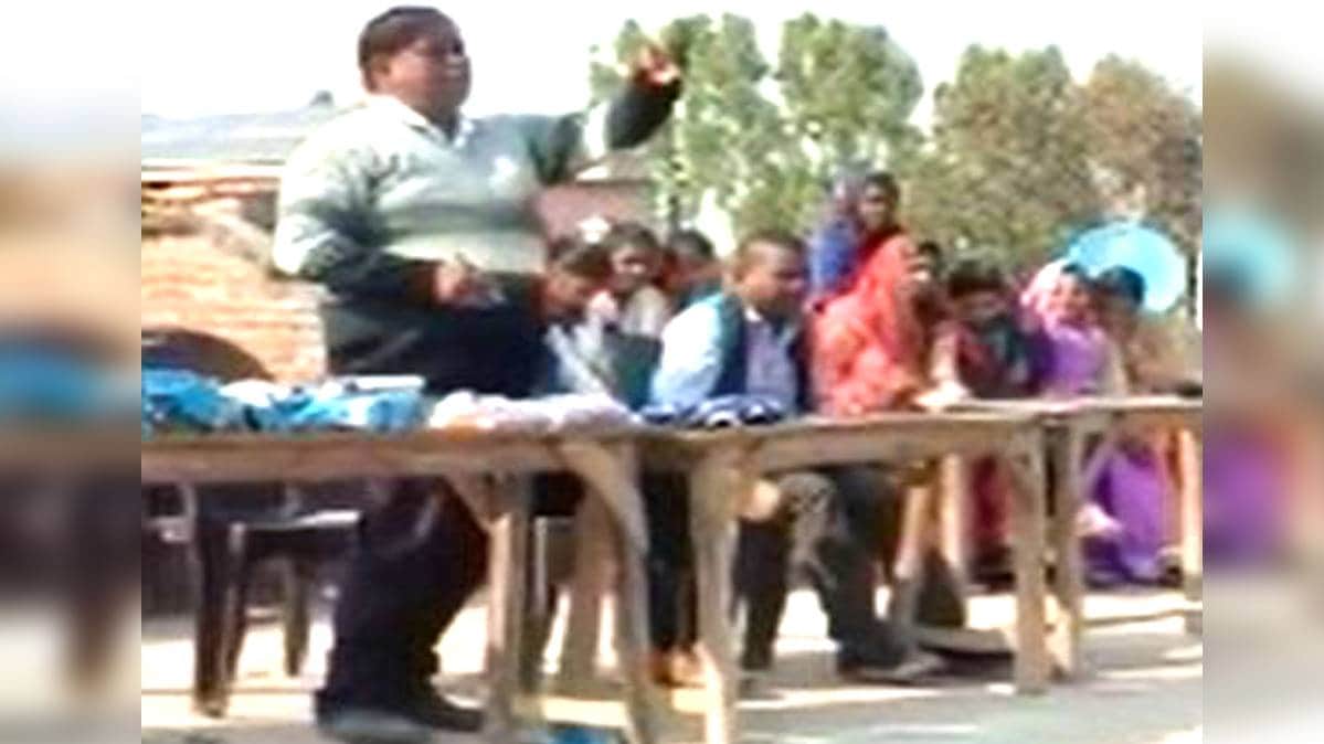 नकल टिप्स देते हुए स्कूल मैनेजर