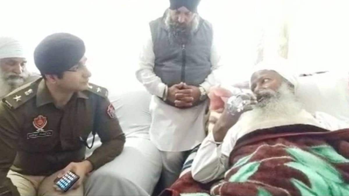 बाबा महेंद्र सिंह से बातचीत करते हुए पुलिस