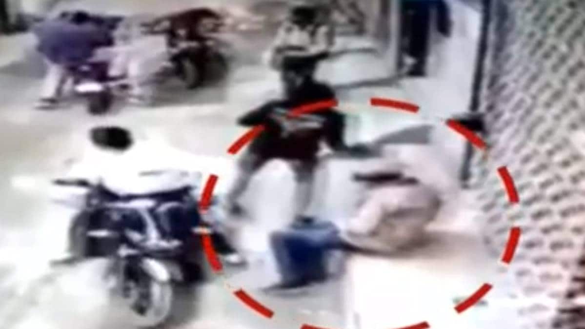 फायरिंग में एक बुजुर्ग समेत दो लोग घायल (Video grab)