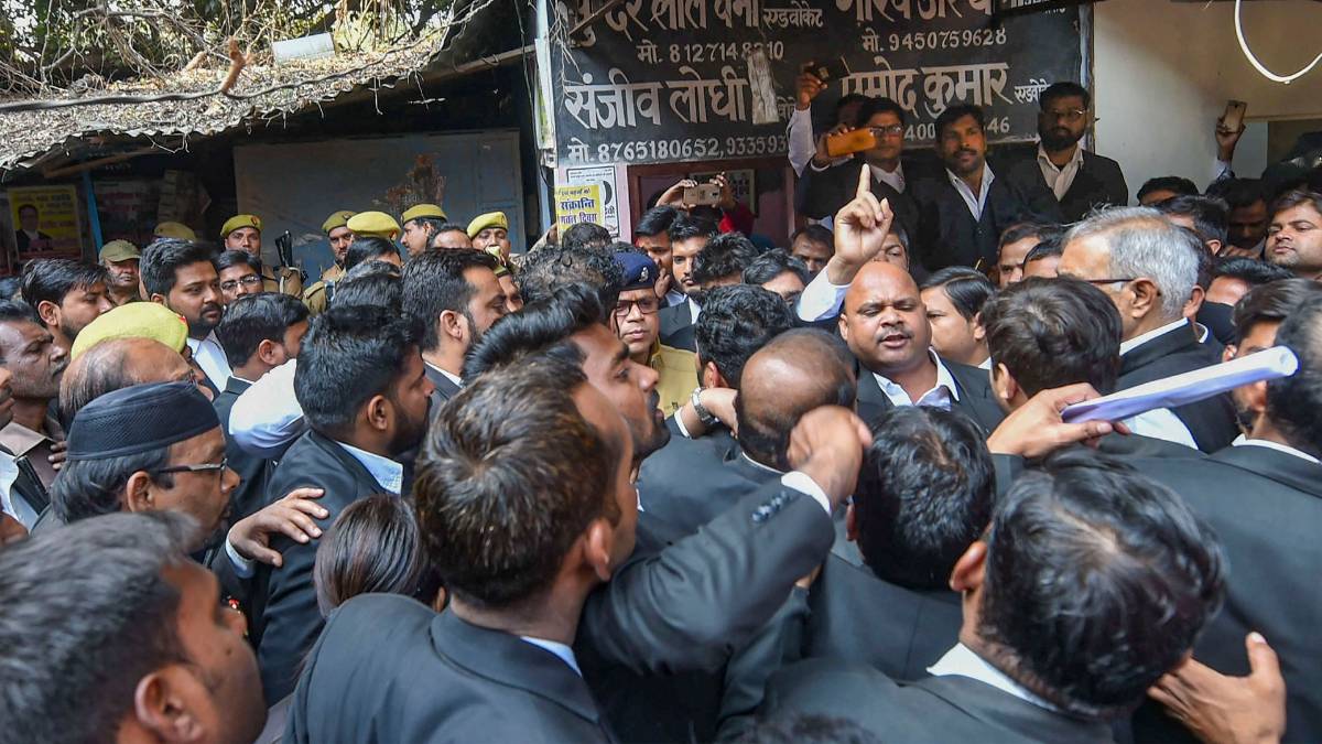 लखनऊ कोर्ट में झगड़ा (फोटो-PTI)
