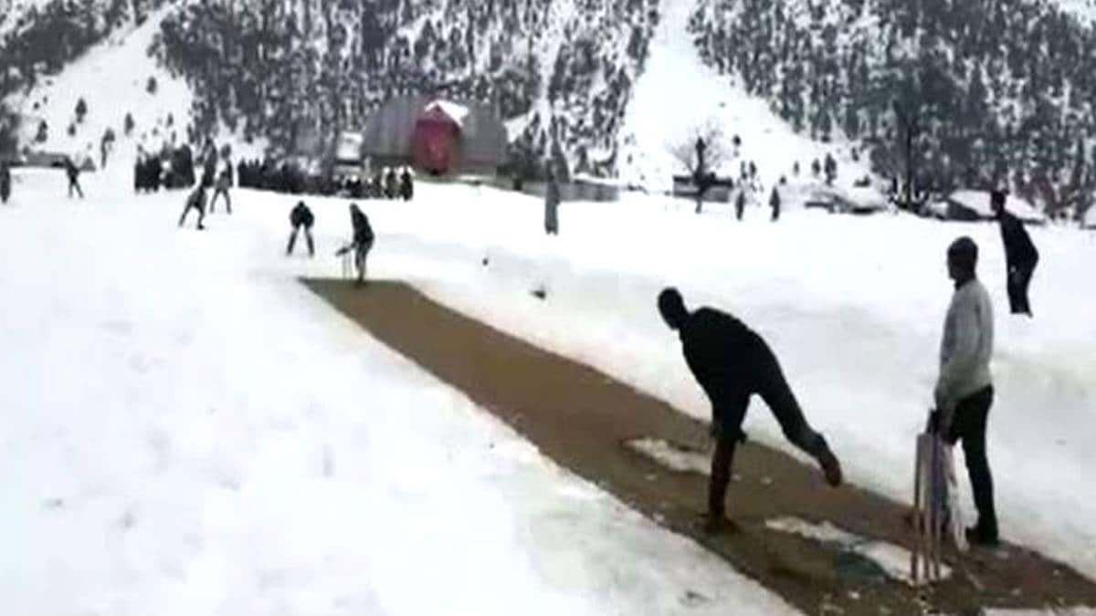 बर्फ में क्रिकेट खेलते हुए लड़के