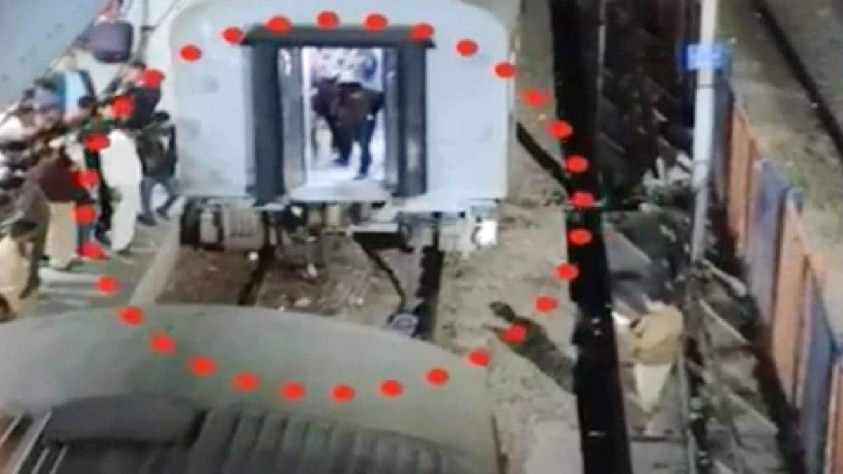 कैफियत एक्सप्रेस के दो टुकड़े हुए (फोटो टीवी ग्रैब)