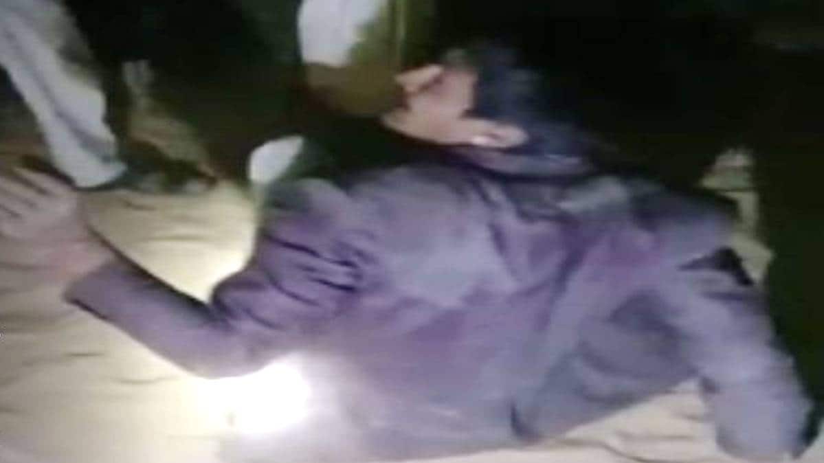 तीन दलित युवकों को पीटते हुए लोग