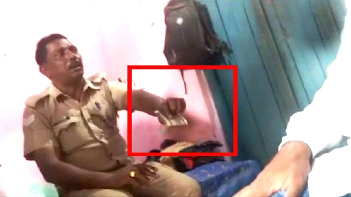 घूसे लेते हुए दारोगा