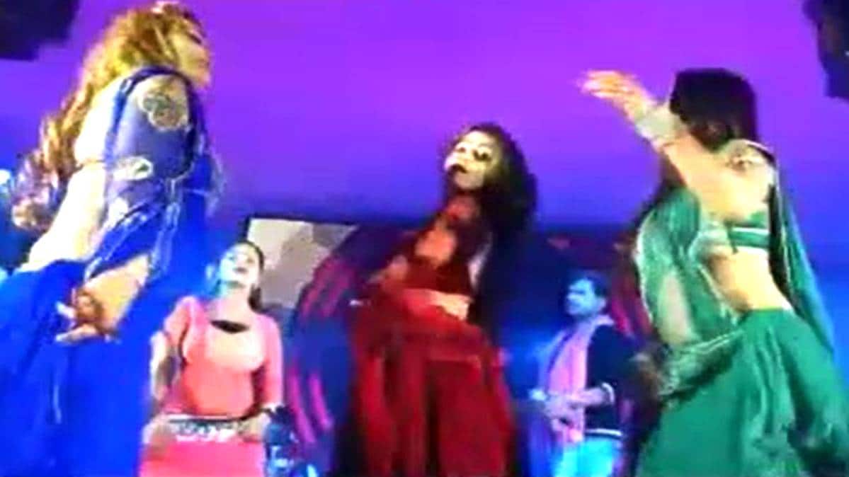 बार बालाओं का डांस