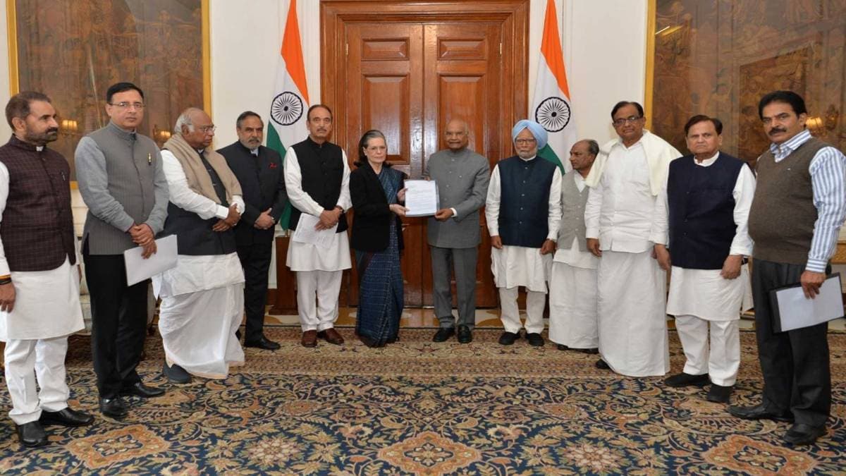 राष्ट्रपति से मिले कांग्रेस नेता, सौंपा ज्ञापन