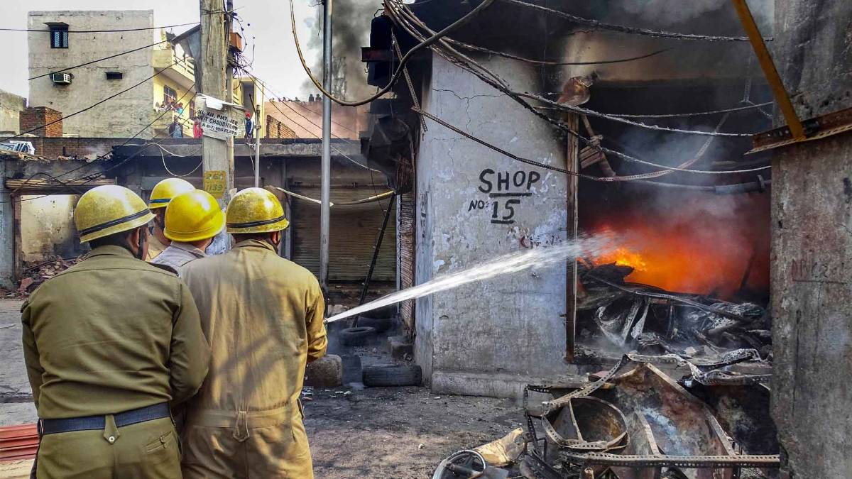 दुकान में आग बुझाते फायर कर्मी (फोटो- PTI)