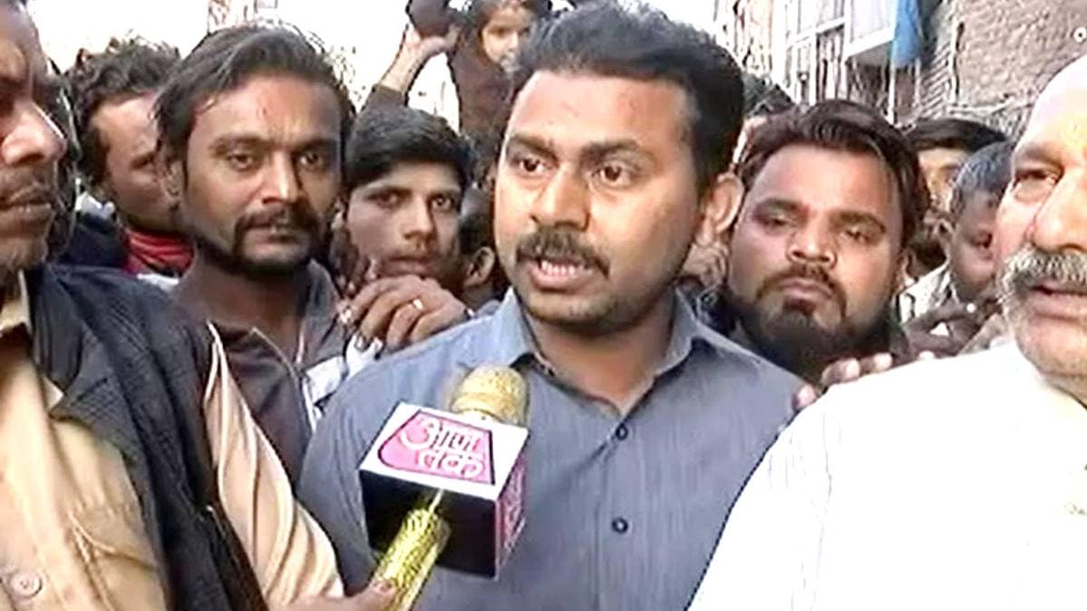 गायत्री मंत्र का पाठ करता हुआ युवक