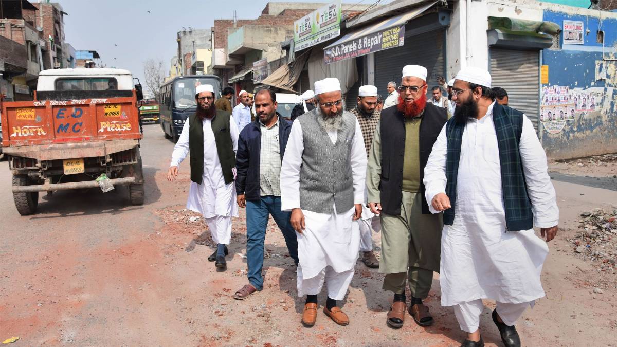 जुमे की नमाज के बाद वापस आते लोग (PTI photo)