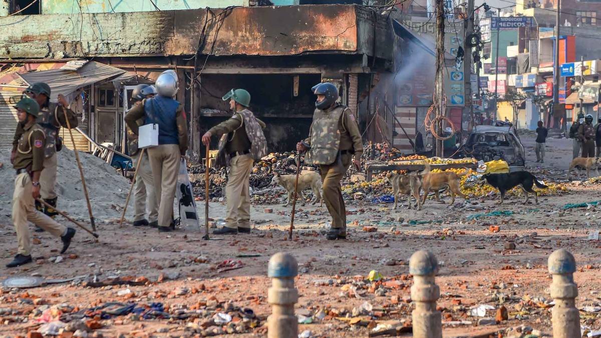 दिल्ली में हिंसा स्थल पर तैनात पुलिस कर्मी (फोटो- PTI)