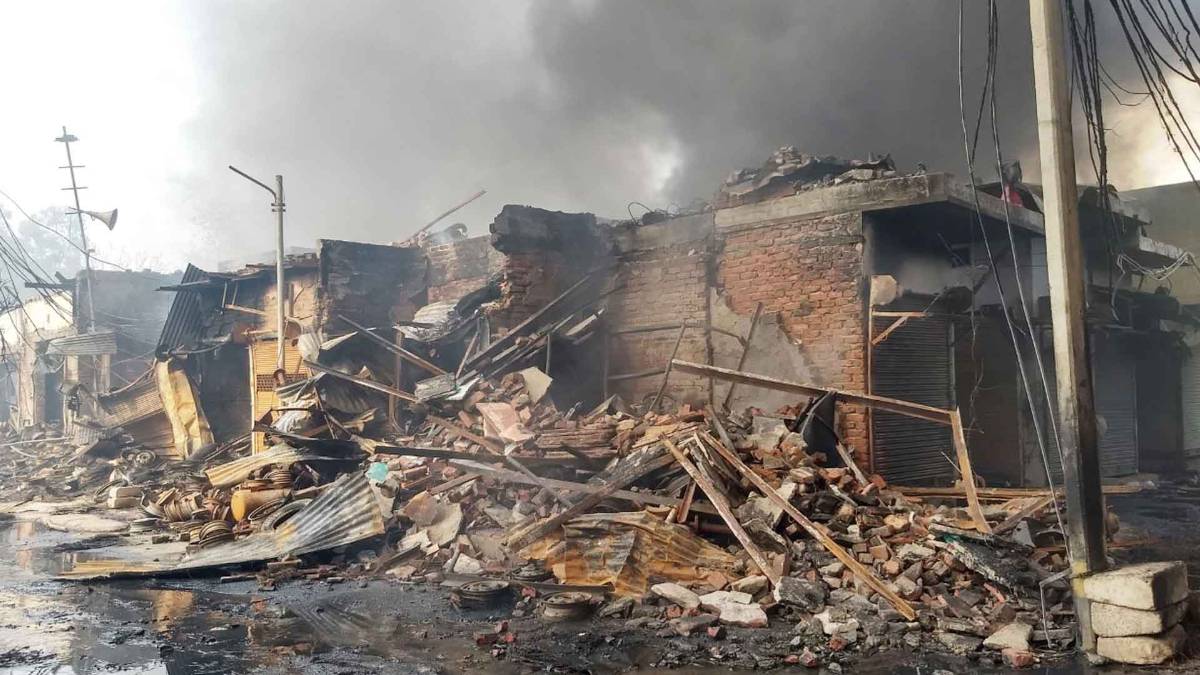 दिल्ली में उपद्रवियों ने लगाई आग (फोटो- PTI)