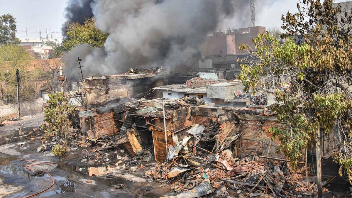 दिल्ली में उपद्रवियों ने लगाई आग (फोटो- PTI)