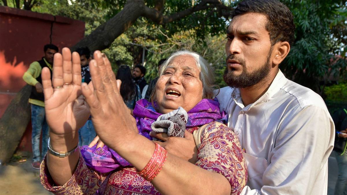 मृत्कों के रोते बिलखते परिजन- PTI photo