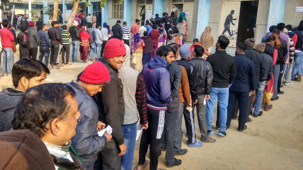 दिल्ली की 70 सीटों पर मतदान जारी