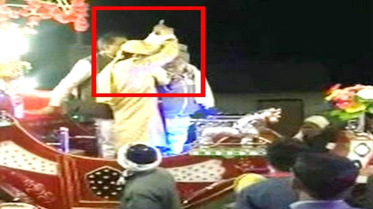 बारात में फायरिंग करता दूल्हा