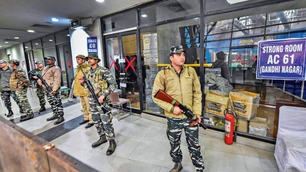 दिल्ली पुलिस ने ईवीएम की देखरेख में बढ़ाई स्ट्रॉग रूम की सुरक्षा