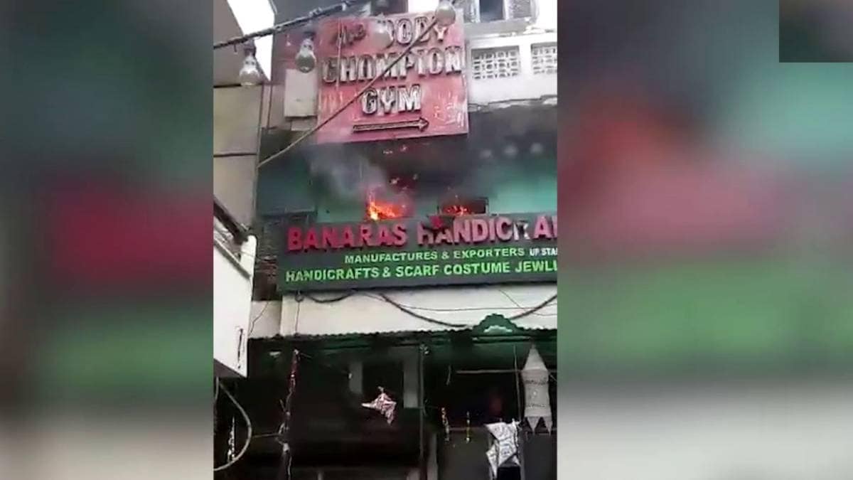 दिल्ली के पहाड़गंज के रामगली में एक इमारत में लगी आग (फाइल)