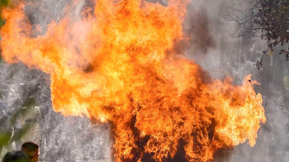 भजनपुरा में पेट्रोल पंप को लगाई आग (PTI)