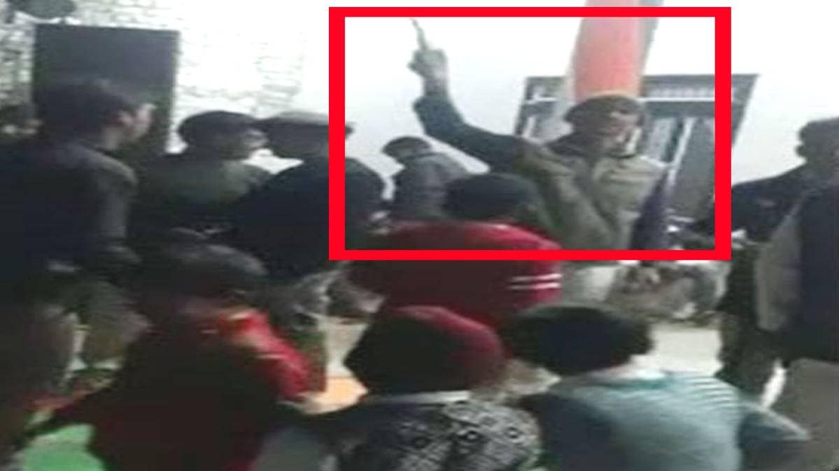 शादी समारोह में हर्ष फायरिंग करता हुआ शख्स