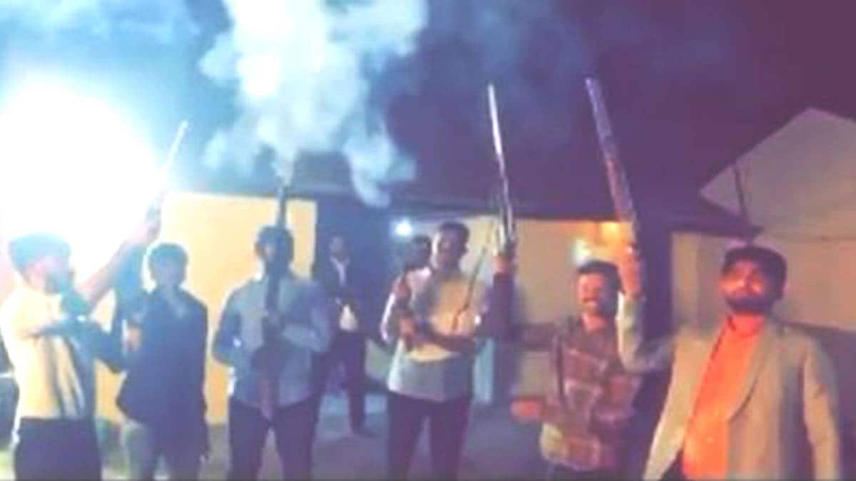 शादी में फायरिंग करते हुए युवक