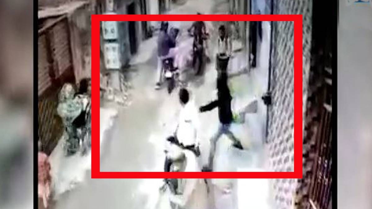 फायरिंग करते हुए बदमाश