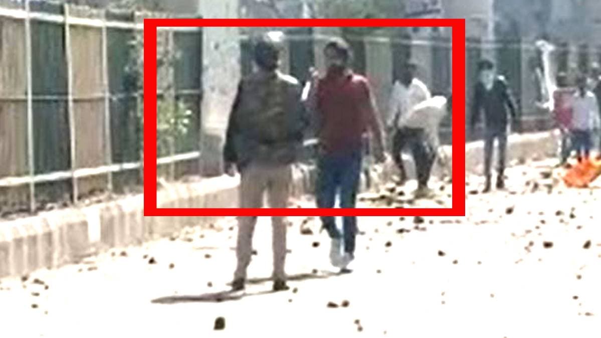 जाफराबाद में फायरिंग करते हुए युवक