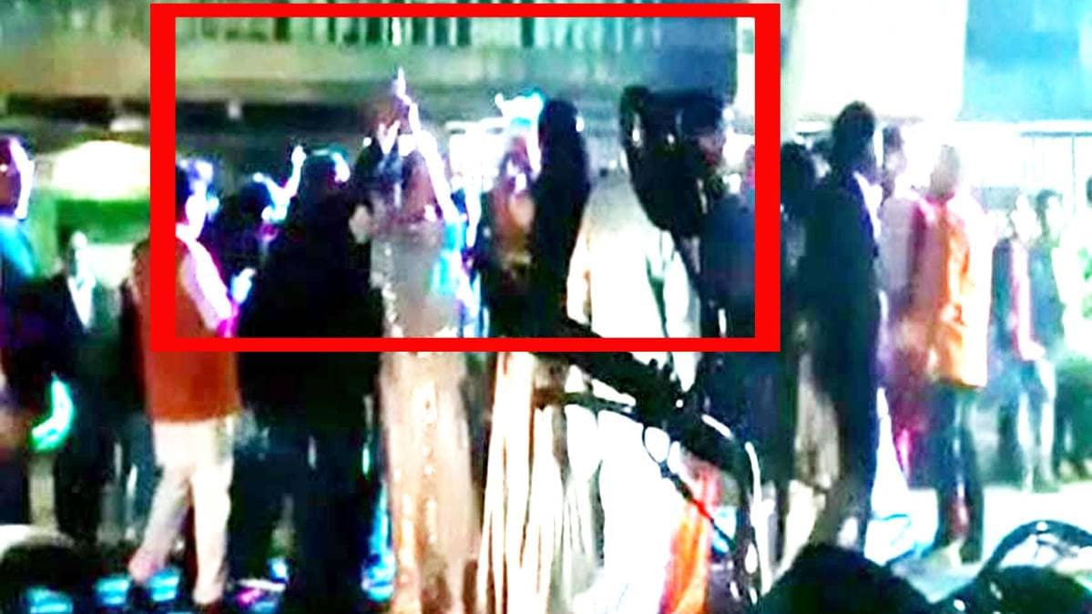 बारात में पिस्तौल चलाती हुई महिला