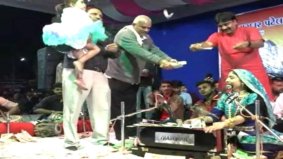 सिंगर गीता रबारी पर नोटों की बरसात