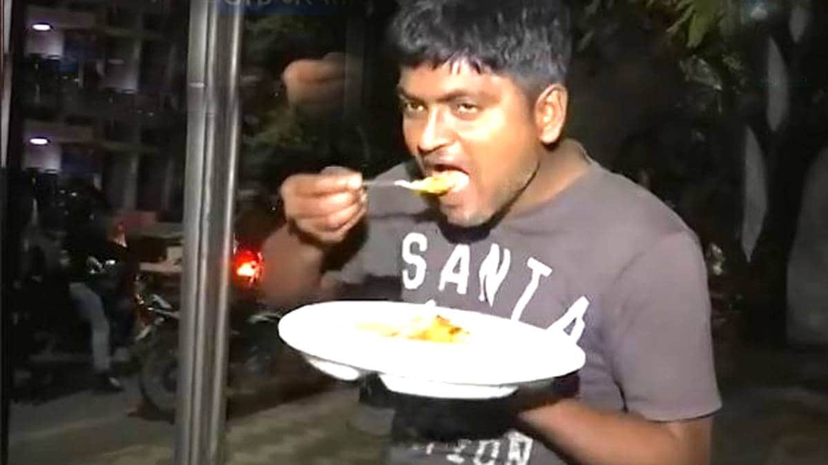 घायलों के परिजनों को खाना खिला रहे स्थानीय