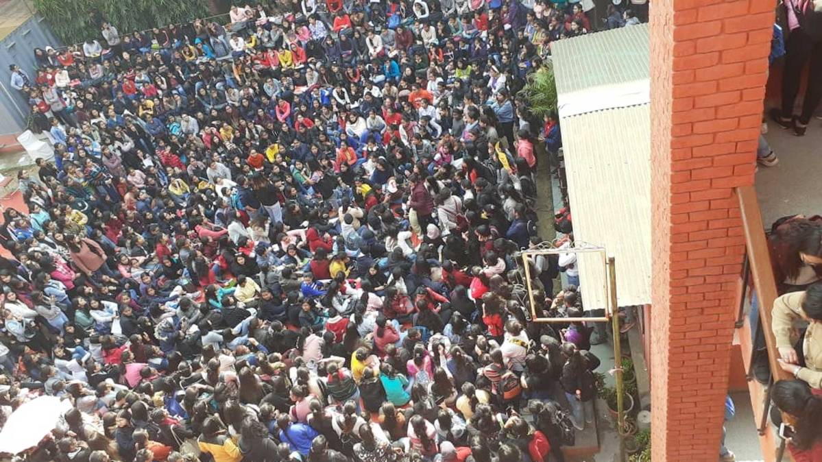 गुस्साई छात्राओं का प्रदर्शन