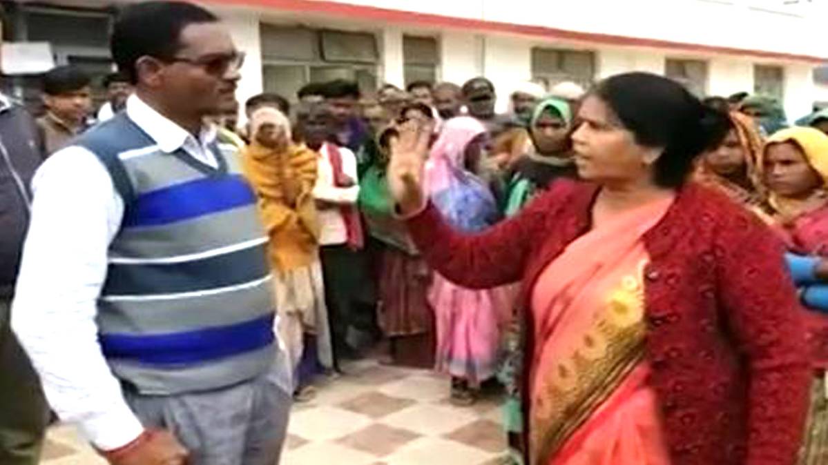 SDM को लताड़ लगाते हुए गुलाबी गैंग की नेता संपत पाल