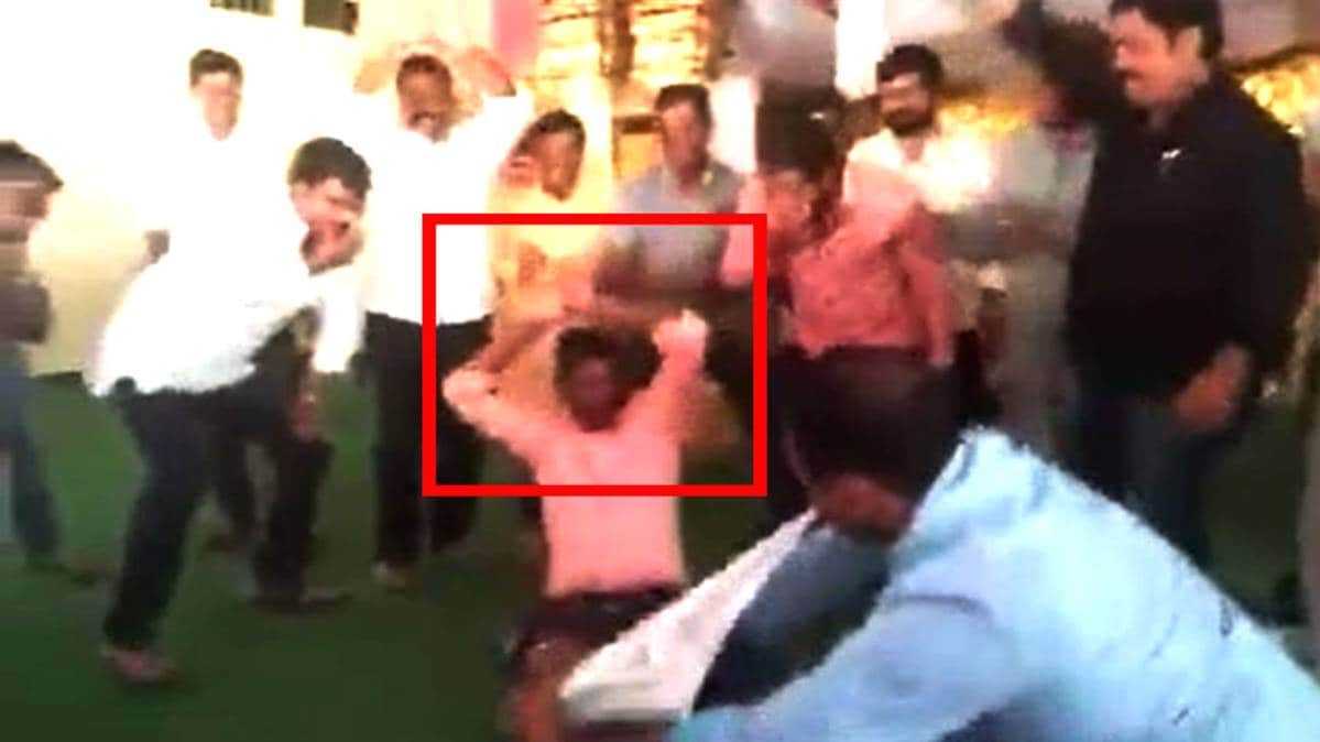 नागिन डांस करते हुए इंस्पेक्टर