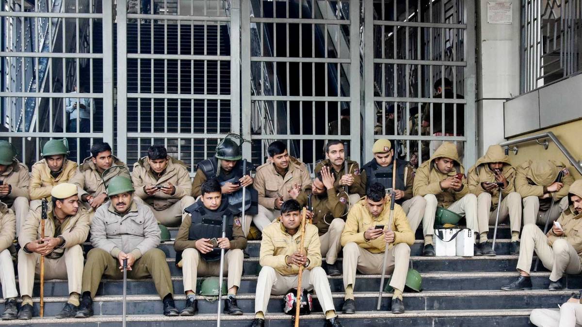 जाफराबाद मेट्रो स्टेशन पर पुलिस का पहरा (PTI)