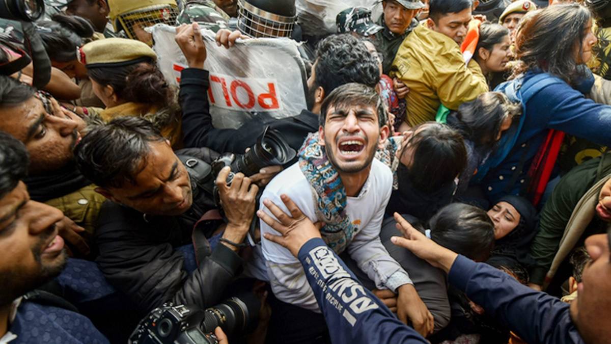 छात्रों- पुलिस की झड़प (PTI)