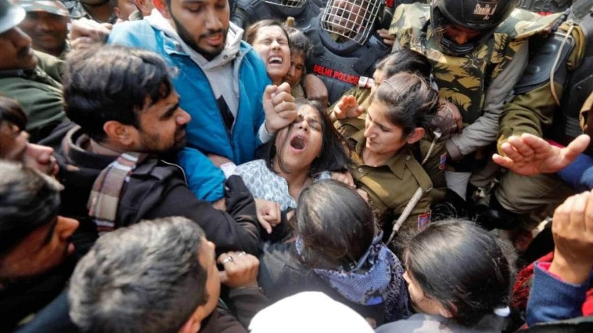 दिल्ली पुलिस से प्रदर्शनकारियों की झड़प (File- Reuters)