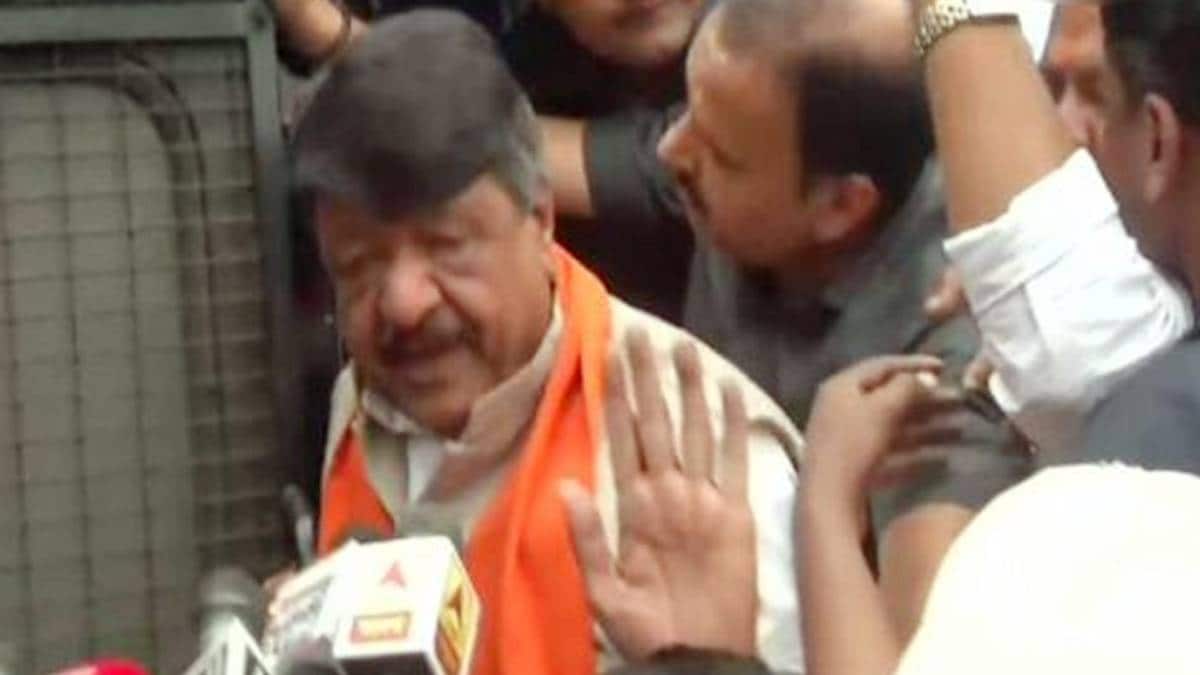 हिरासत में कैलाश विजयवर्गीय (ANI)