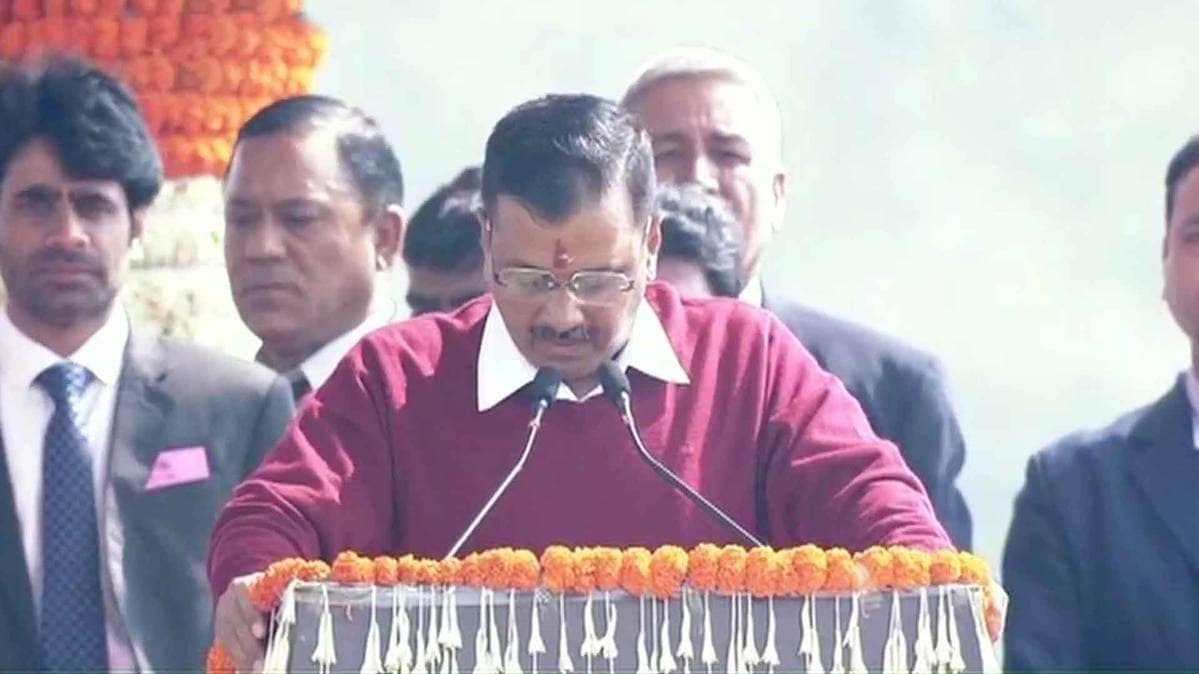 मंच से केजरीवाल ने पढ़ी कविता