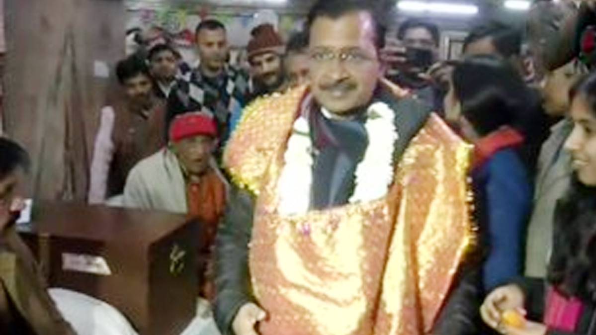मतदान से पहले हनुमान मंदिर पहुंचे केजरीवाल