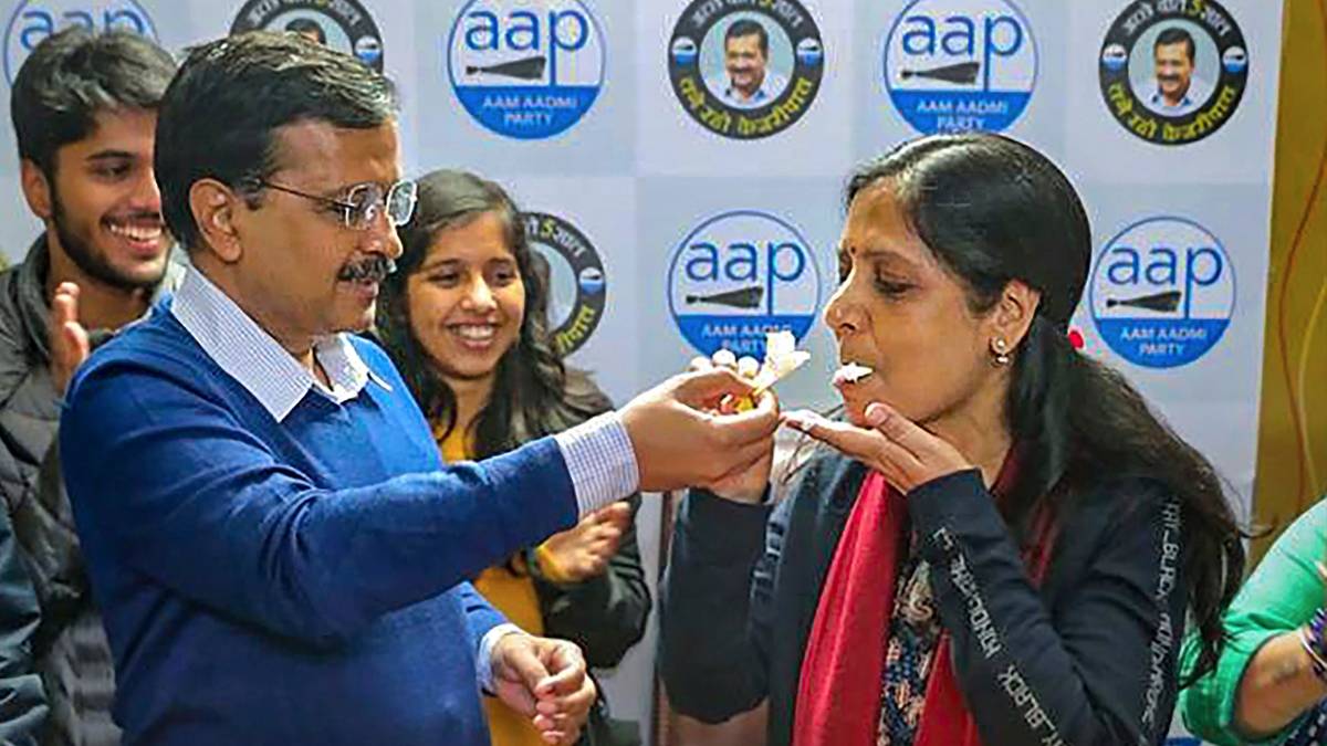 केजरीवाल ने सुनीता को दिया खास तोहफा (फोटो-PTI)