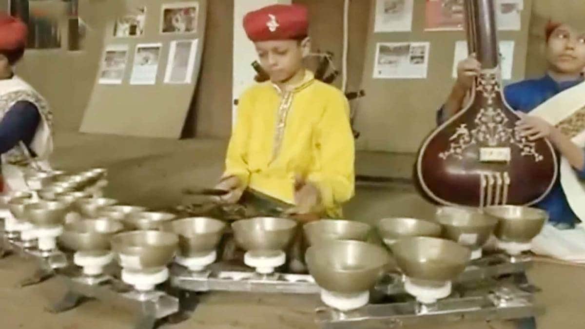 छोटे बच्चे संगीत का अभ्यास करते हुए