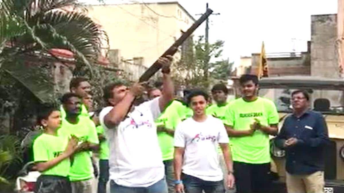 फायरिंग करता हुआ शख्स