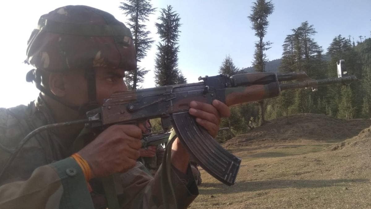 भारतीय जवानों ने अपनी बंदूकों का मुंह Pak की तरफ खोला (फोटो-RoufAhmad Roshangar)