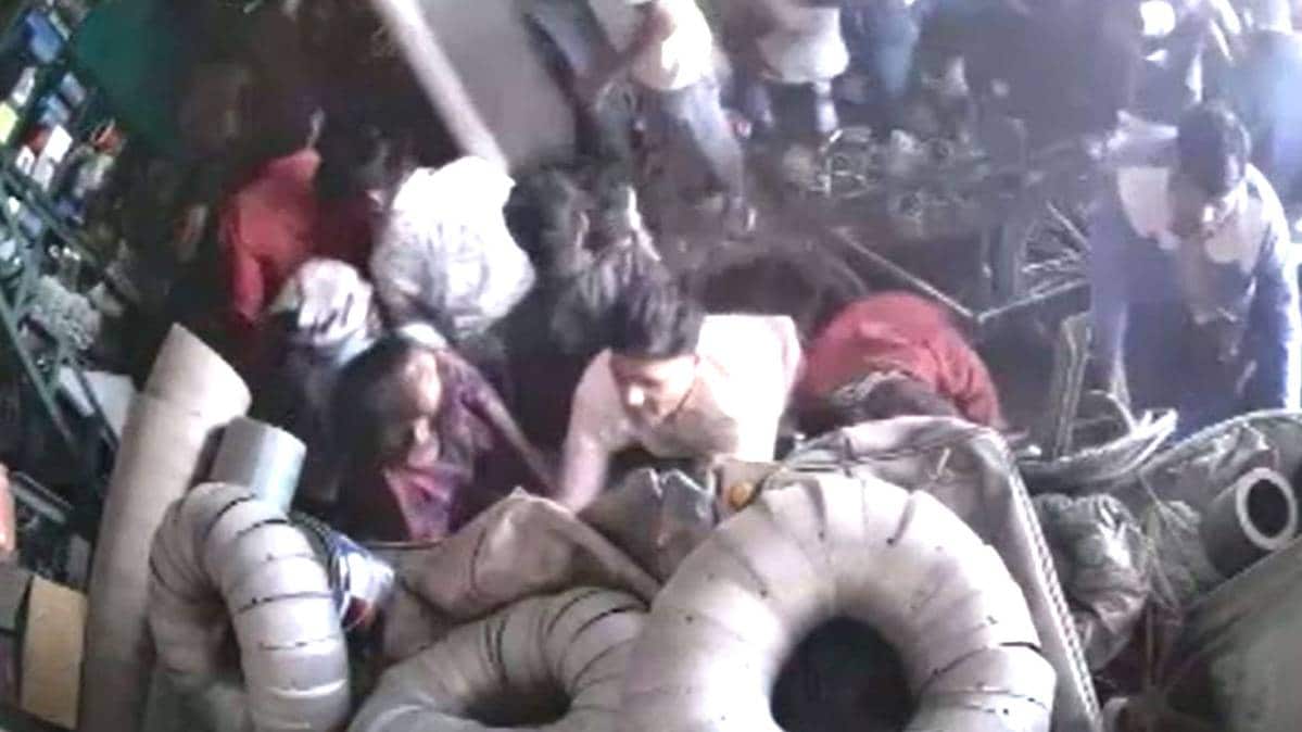 हार्डवेयर शॉप को लूटते दिखे उपद्रवी