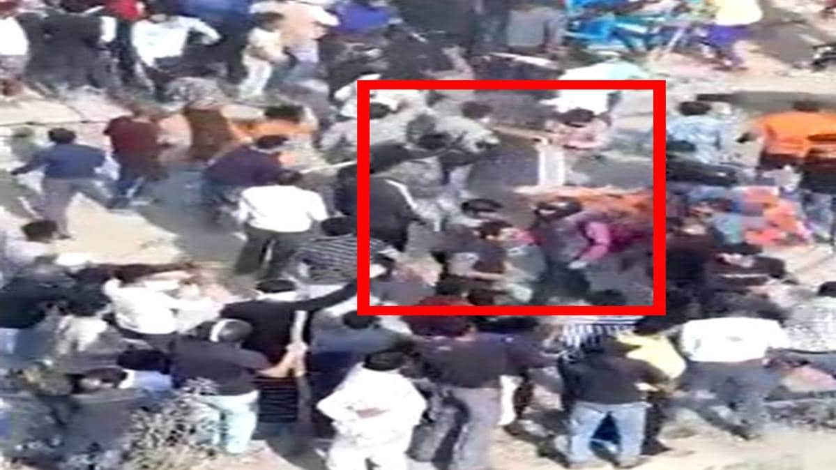 दुकान से गद्दे लूटकर ले जाते उपद्रवी