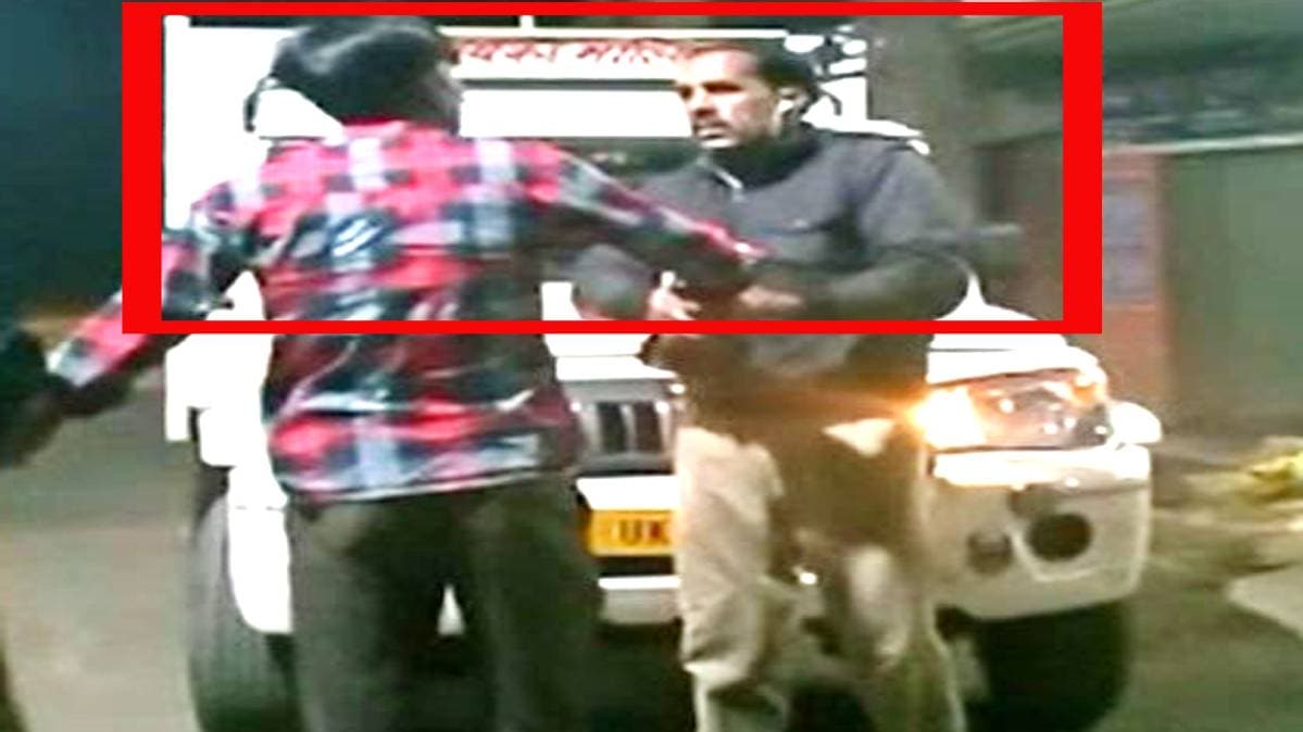 युवक को पीटते हुए पुलिसवाले