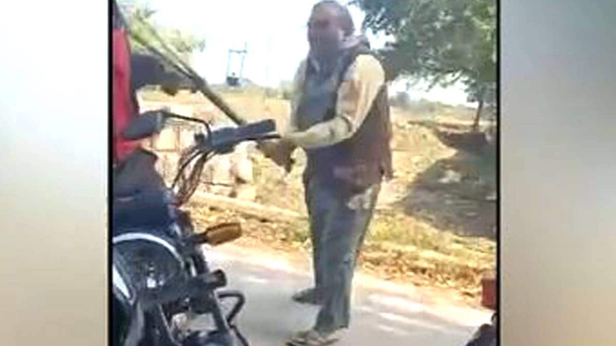 बिजली विभाग के कर्मचारी को पीटा